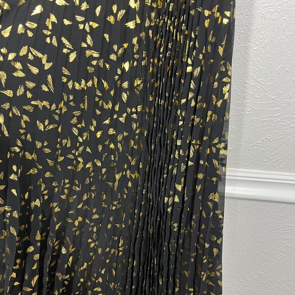 Lost + Wander Gold Metallic and Black Pleated Sleeveless Midi Dress - Picture 5 of 14